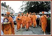 Despite the chilly morning air, Swamishri walked for twenty-minutes on the streets of London, chanting the Swaminarayan dhun during the Annual Sponsored Walk   