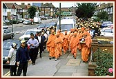 Despite the chilly morning air, Swamishri walked for twenty-minutes on the streets of London, chanting the Swaminarayan dhun during the Annual Sponsored Walk   
