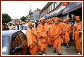 Despite the chilly morning air, Swamishri walked for twenty-minutes on the streets of London, chanting the Swaminarayan dhun during the Annual Sponsored Walk