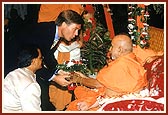 Congressman Mr. Ben Herbin welcomes and appreciates Swamishri's noble work