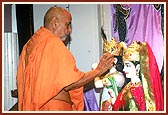 Swamishri performing the murti pratishtha of Shri Akshar Purushottam Maharaj and Shri Radha Krishna Dev  