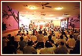 Swamishri and devotees performing arti