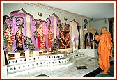 Swamishri engrossed in Thakorji's darshan