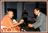 Mayor of Edison, Mr. George Spodaro, welcomes Swamishri