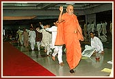 "Swamina sainik ame aa kuchh amari ave chhe ..."
