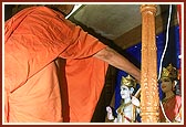 Swamishri performing the murti pratishtha of Shri Ram, Sita and Hanumanji