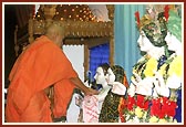 Swamishri performing the murti pratishtha of Radha Krishna Dev at the Swaminarayan mandir