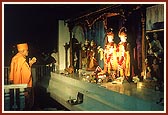 Swamishri engrossed in Thakorji's darshan