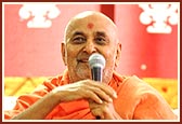 Swamishri in a happy, glowing mood during his brief discourse