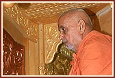 Swamishri performs the murti pratishtha ceremony