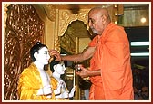 Swamishri performs the murti pratishtha ceremony