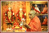 Swamishri performs arti of Thakorji 