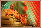 Amidst a spiritually elevating backdrop Swamishri is engrossed in saying the rosary
