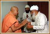 Swamishri welcomes Pujya Jagajitsinhji, leader of Namdhari Sikh Sampradaya