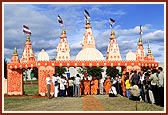 Swamishri inaugurates the new mandir site. A temporary archway, mandir, exhibition and assembly hall were set up for Swamishri's 7-day program