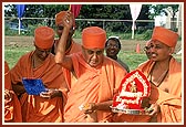 Swamishri rings the Ghant in the main enterence