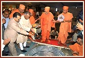 Swamishri, Shri Rajnikant Verma - Indian High Commissioner and Shri Chandra Mohan Bhandari - Consul General of India participate in the rituals