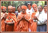 Swamishri sanctifies the new mandir site with flowers and prayers