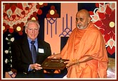Mayor of Clarkstown, Mr. George Balesare, presents the 'Key to the City' to Swamishri
