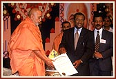 Mr. Terrell Slayton, Asst. Sec. of Georgia State, presents Swamishri with a citation of 'Georgia's Goodwill Ambassador' and 'Honorary Citizen'
