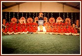 Swamishri with the youths of Atlanta