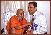 Swamishri visits the medical unit in the mandir