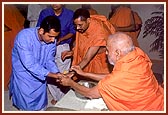Swamishri was pleased at the kishores who sang, 'Rudi randhi me Rasiyaji khante khichadi...' and offers prasad of khichadi to each kishore