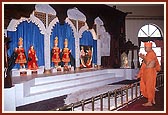 Doing darshan of Thakorji