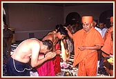 Swamishri blesses Brahmins after the yagnopavit ceremony