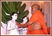 Swamishri invoking the Divine in Shri Akshar Purushottam Maharaj