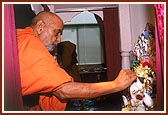 Offering pujan to Shri Ganapatiji