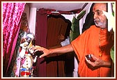 Offering pujan to Shri Hanumanji