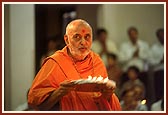 Finally, Swamishri performs arti of Thakorji