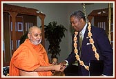 Mayor of Jackson, Mr. Harvey Johnson, presents the 'Key to the City' to Swamishri