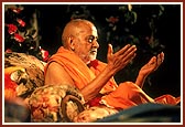 Swamishri gestures during the singing of 'Maha balvant maya ...'
