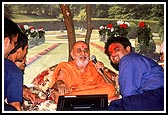 Swamishri with kishore participants after a game of doing blindfold tilak-chandlo