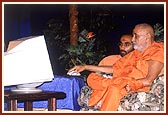 Swamishri points out his preferences during the Ruchi quiz with balaks