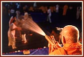 Swamishri enthusiastically sprays the holy colored water on the balaks and kishores