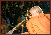 Swamishri enthusiastically sprays the holy colored water on the balaks and kishores