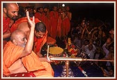 Swamishri satisfies the balaks and kishores with the experience of Fuldol festival and consolidates their faith in Hindu festivals