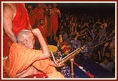 Swamishri satisfies the balaks and kishores with the experience of Fuldol festival and consolidates their faith in Hindu festivals