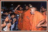 'Swamishri in a humorous mood during a session with the balaks