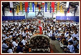 Swamishri narrates the story of the lion (Lindiyo) who had turned meek in the company of sheep to the balaks