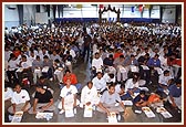 Balaks and kishores have dinner blessed with Swamishri's hands