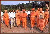 Swamishri sanctifiying the new mandir site in Perry with flowers