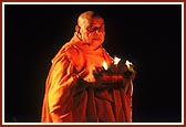 Swamishri performs arti before the firework display