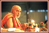   Swamishri performs arti of Thakorji