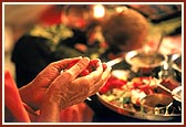 'Mantra Pushpanjali' - offering flowers to Thakorji 