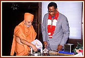 Swamishri offers the honor, the 'Key to the City', to Thakorji