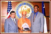 Before the Court of Arms of Houston: Swamishri with Thakorji, Mayor (R) and Indian Consul General Mr. Ringzin Wangadi
